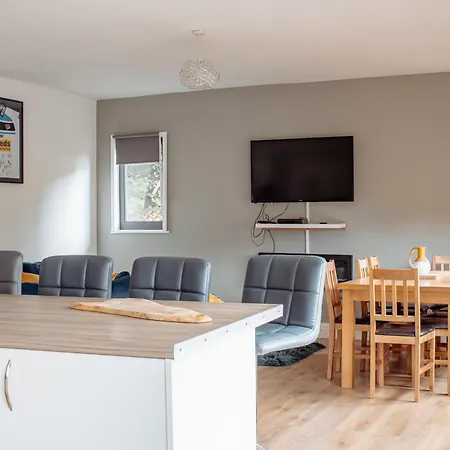 Stunning With Hot Tub On Private