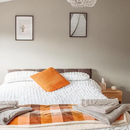 Stunning With Hot Tub On Private Harrogate